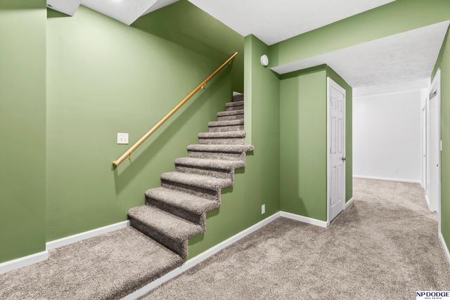 1104 Valleyview Drive, Papillion, NE 68046