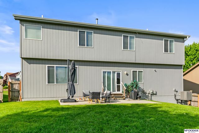 1104 Valleyview Drive, Papillion, NE 68046