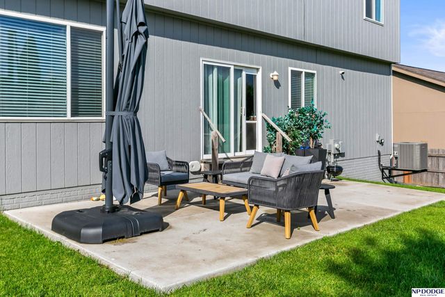1104 Valleyview Drive, Papillion, NE 68046