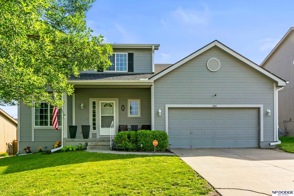 1104 Valleyview Drive, Papillion, NE 68046