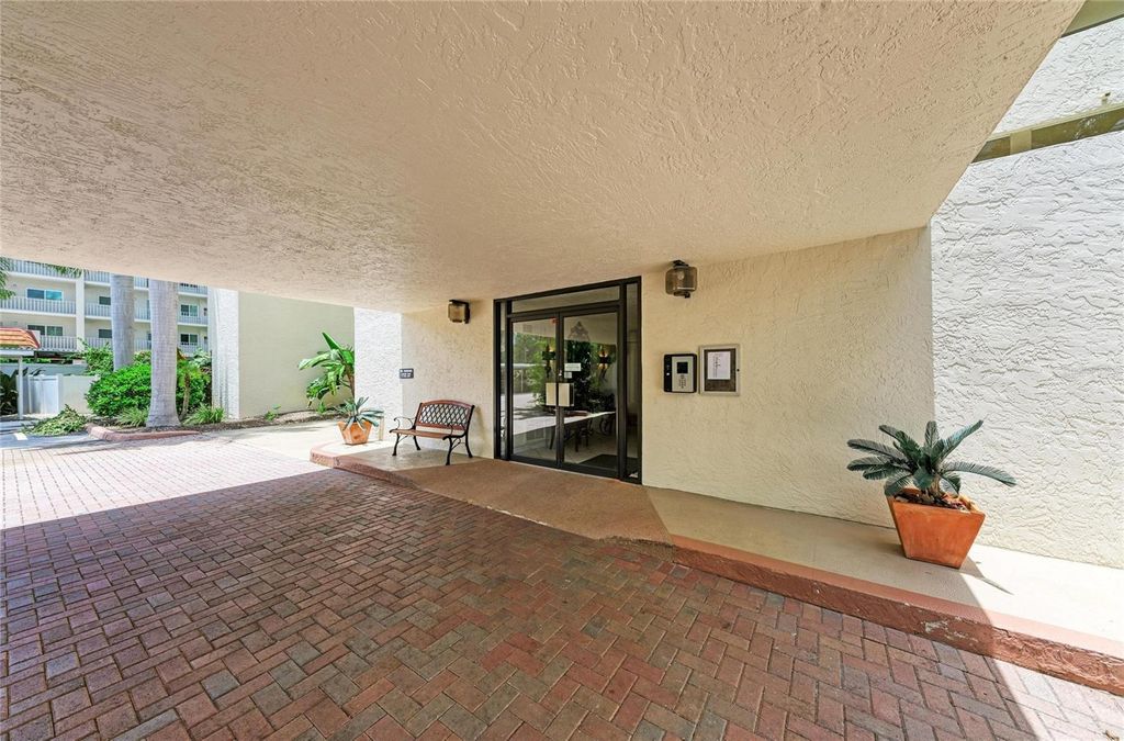 Image 2 of property listing at 1510 1ST AVENUE W 503, Bradenton, FL 34205