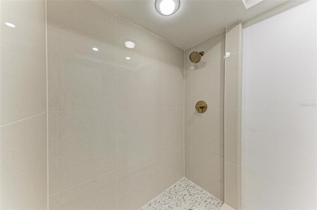 Image 21 of property listing at 1510 1ST AVENUE W 503, Bradenton, FL 34205