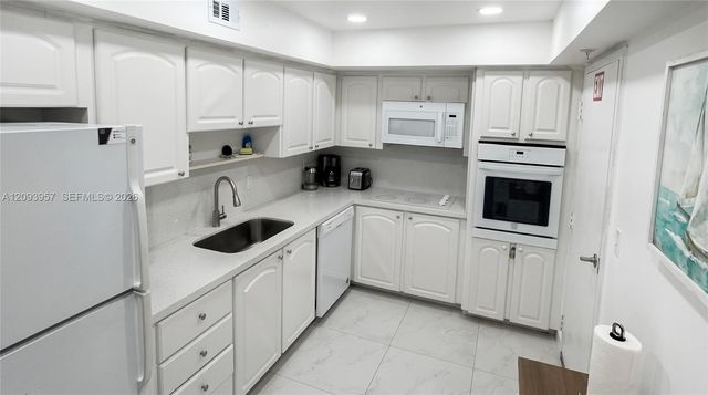 3901 S Ocean Drive 15R, Hollywood, FL 33019