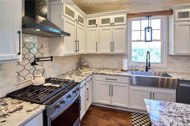 320 Sundown Ridge Road, South Charleston, WV 25309