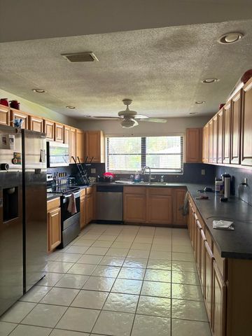 1410 NW 93rd Terrace, Coral Springs, FL 33071