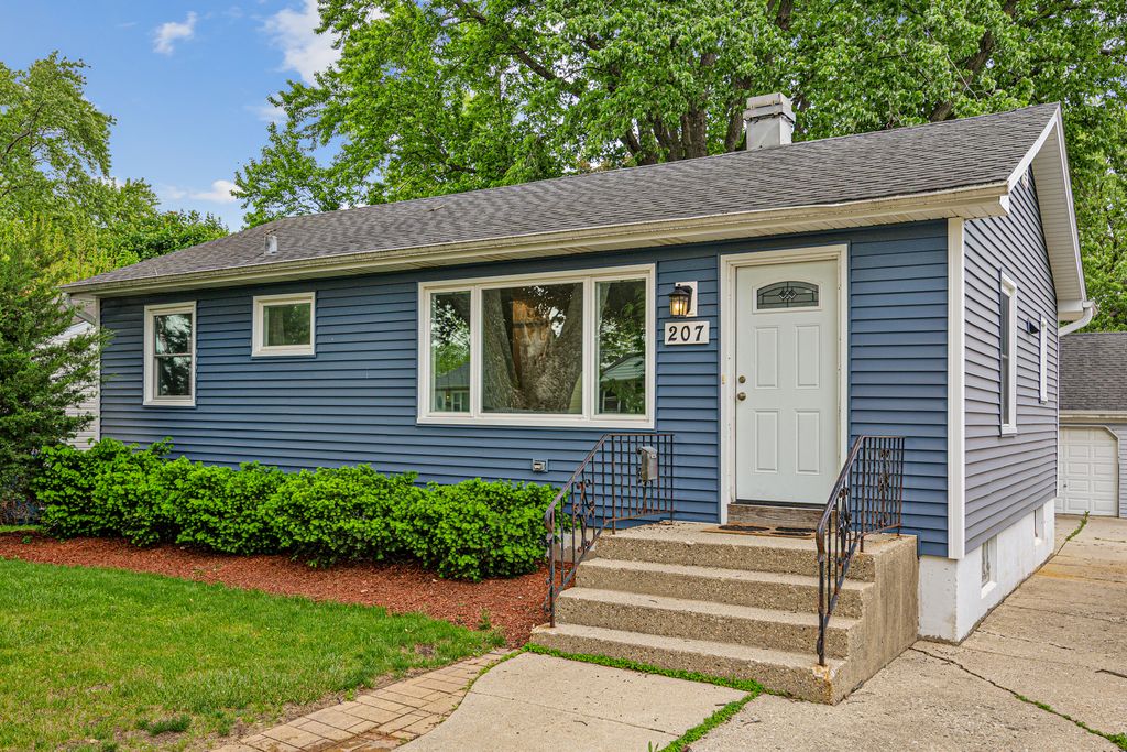 Image 1 of property listing at 207 N Crest Avenue, Bartlett, IL 60103