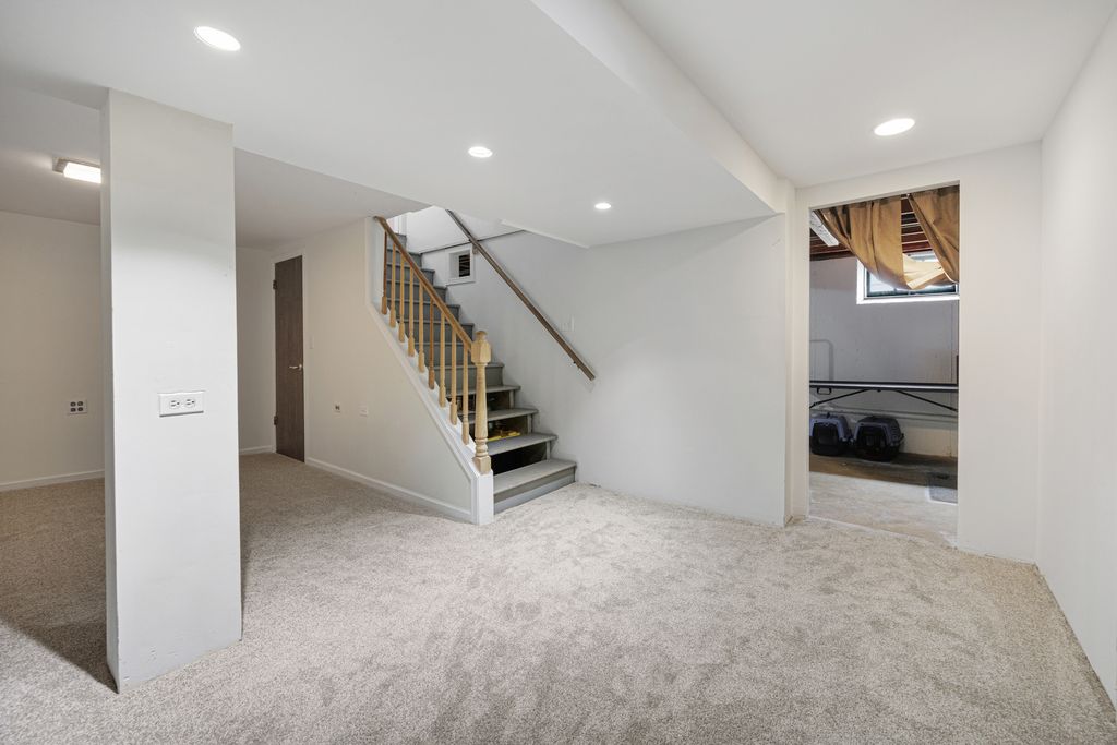 Image 11 of property listing at 207 N Crest Avenue, Bartlett, IL 60103