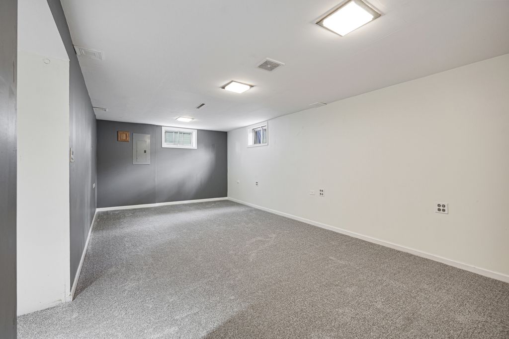 Image 12 of property listing at 207 N Crest Avenue, Bartlett, IL 60103