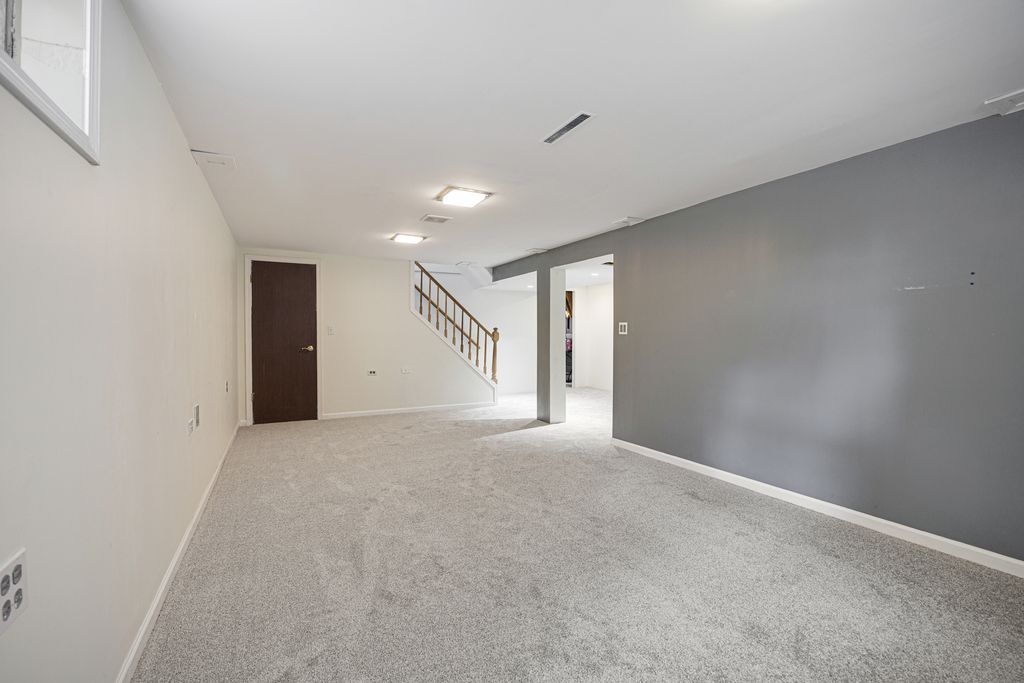 Image 13 of property listing at 207 N Crest Avenue, Bartlett, IL 60103