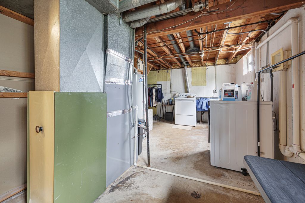 Image 15 of property listing at 207 N Crest Avenue, Bartlett, IL 60103