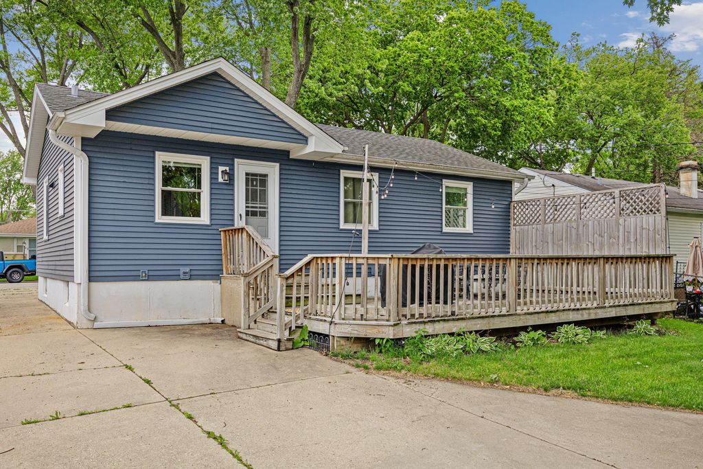 Image 16 of property listing at 207 N Crest Avenue, Bartlett, IL 60103