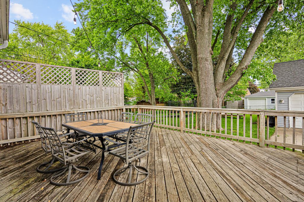 Image 17 of property listing at 207 N Crest Avenue, Bartlett, IL 60103
