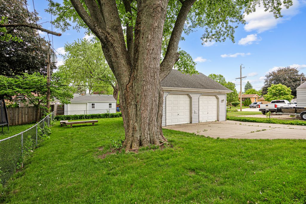 Image 18 of property listing at 207 N Crest Avenue, Bartlett, IL 60103