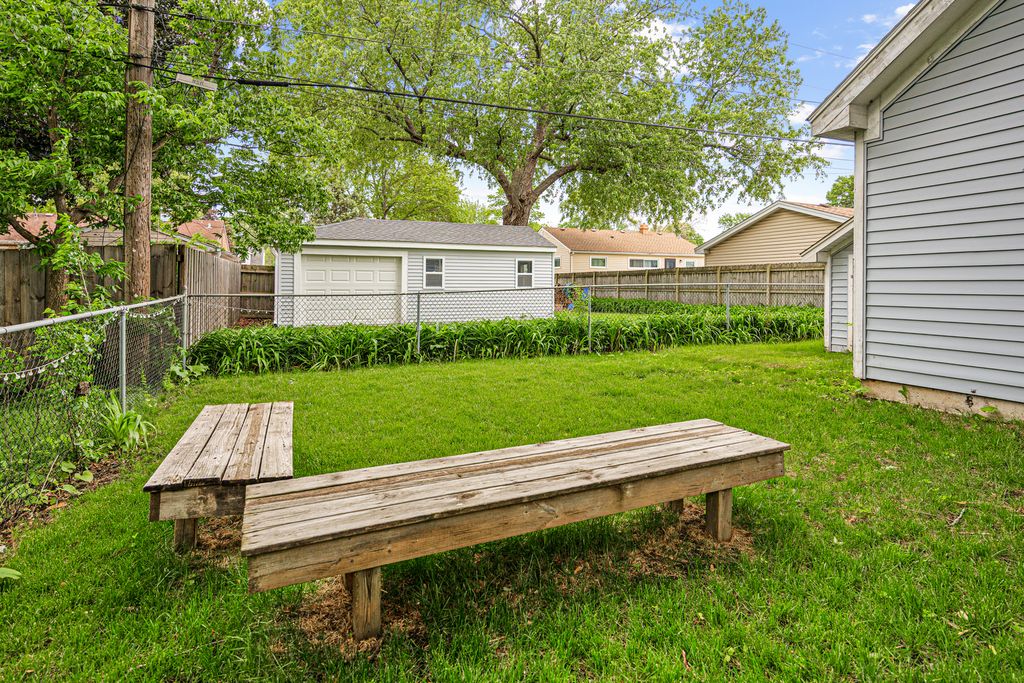 Image 19 of property listing at 207 N Crest Avenue, Bartlett, IL 60103