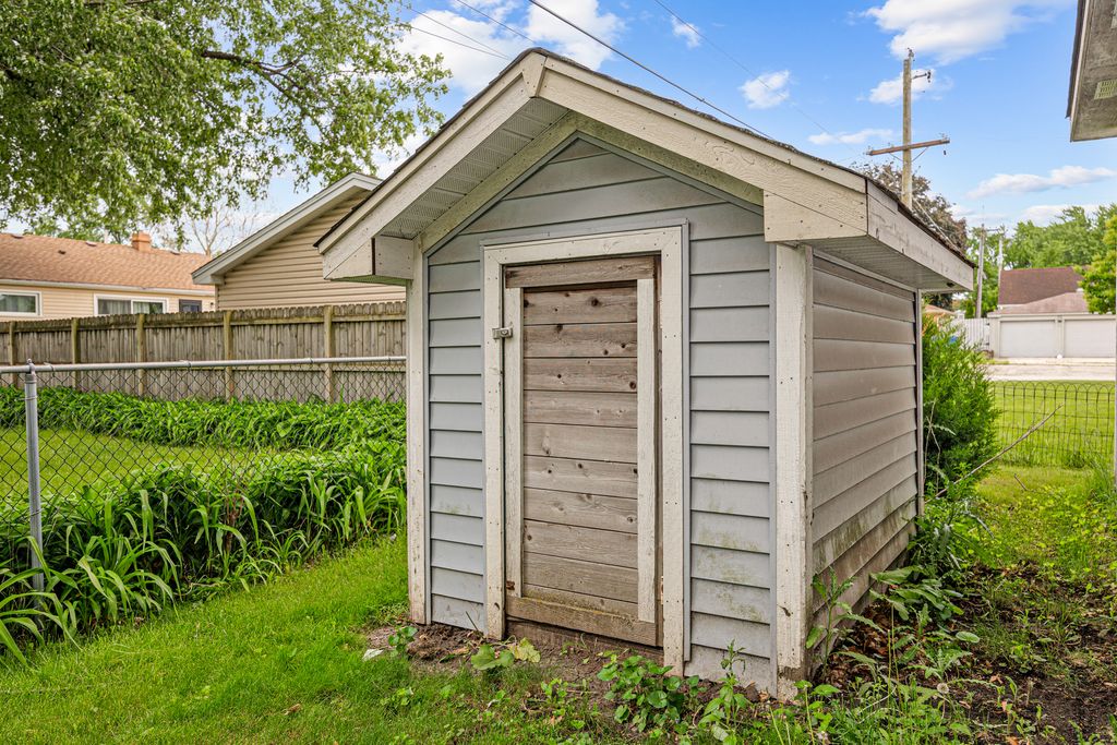 Image 20 of property listing at 207 N Crest Avenue, Bartlett, IL 60103