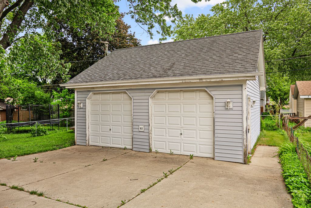 Image 21 of property listing at 207 N Crest Avenue, Bartlett, IL 60103