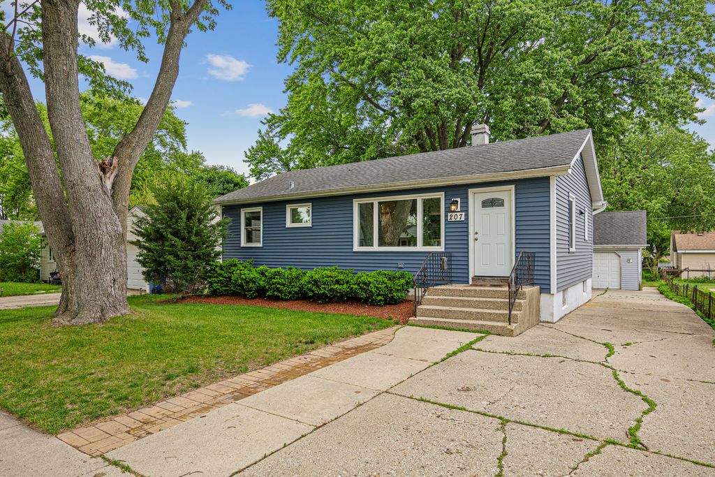 Image 22 of property listing at 207 N Crest Avenue, Bartlett, IL 60103