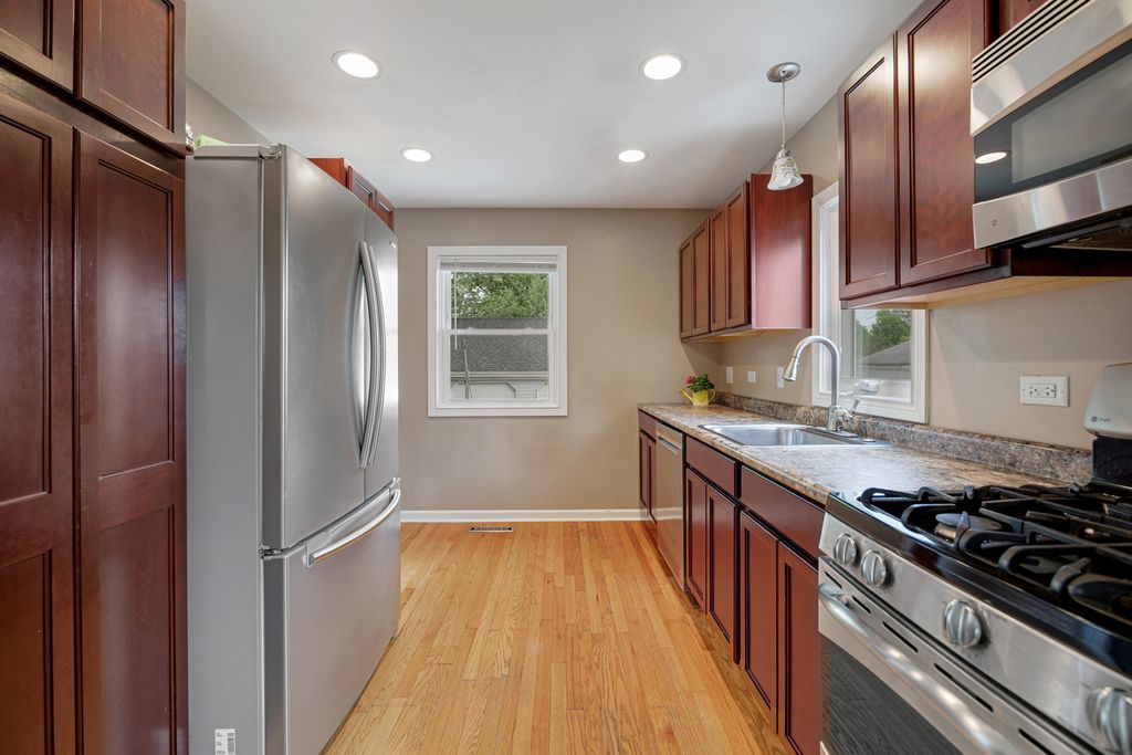 Image 5 of property listing at 207 N Crest Avenue, Bartlett, IL 60103