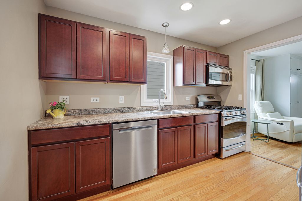 Image 6 of property listing at 207 N Crest Avenue, Bartlett, IL 60103