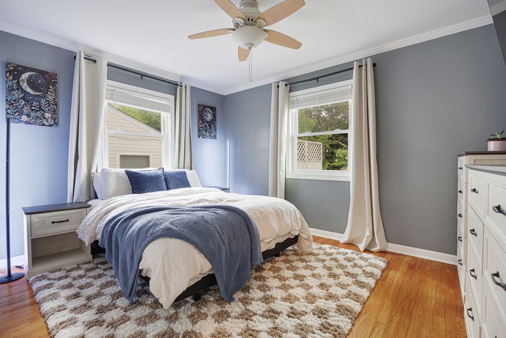 Image 7 of property listing at 207 N Crest Avenue, Bartlett, IL 60103