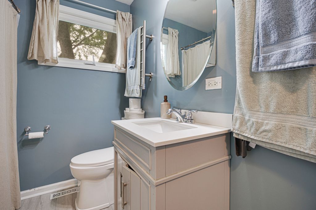 Image 8 of property listing at 207 N Crest Avenue, Bartlett, IL 60103