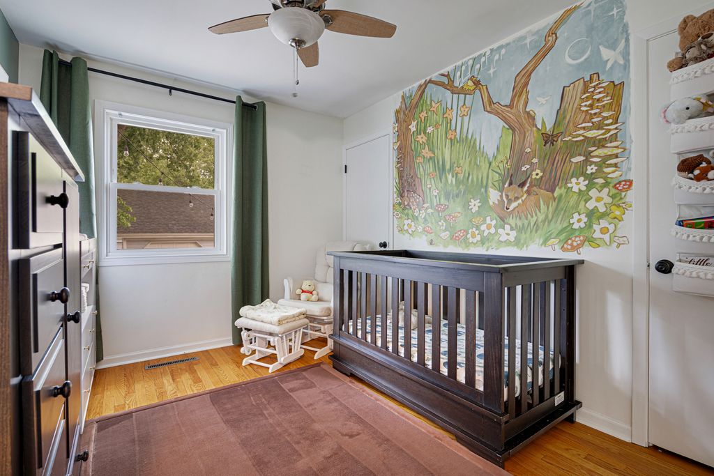 Image 9 of property listing at 207 N Crest Avenue, Bartlett, IL 60103