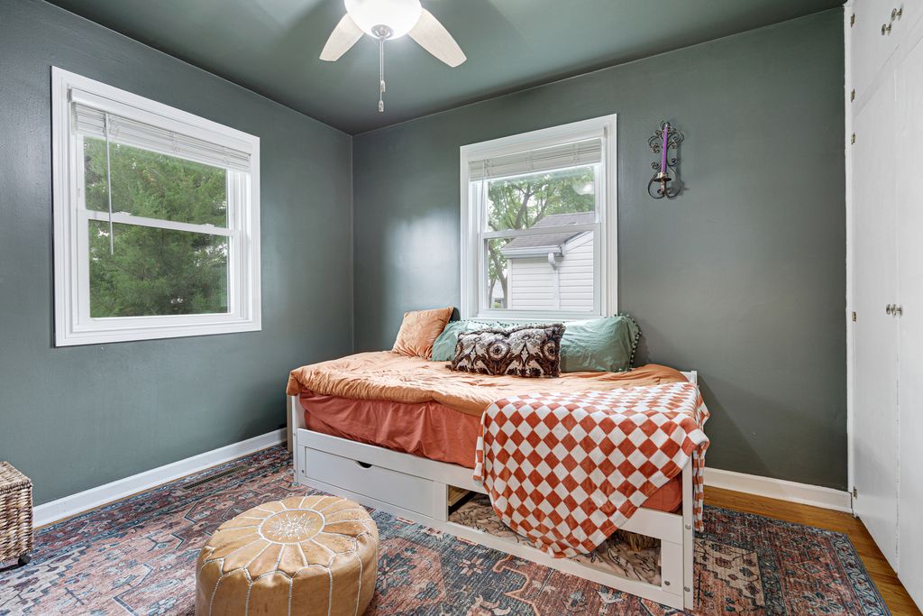Image 10 of property listing at 207 N Crest Avenue, Bartlett, IL 60103