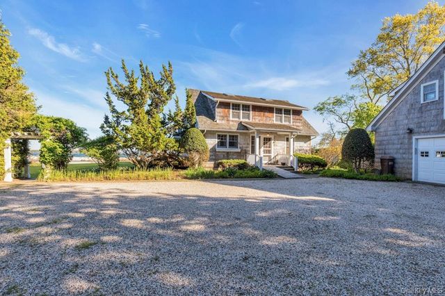 10450 New Suffolk Avenue, Cutchogue, NY 11935