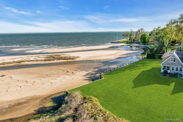 10450 New Suffolk Avenue, Cutchogue, NY 11935