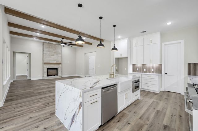 90 Wick Willow Road, Montgomery, TX 77356