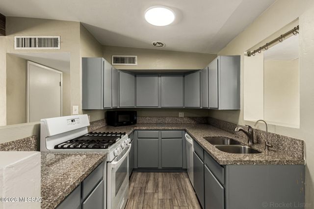 6426 E Calle Herculo, Tucson, AZ 85710