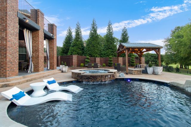 569 Pond Apple Rd, Clarksville, TN 37043