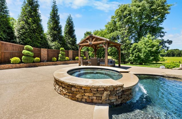 569 Pond Apple Rd, Clarksville, TN 37043