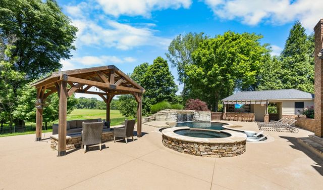 569 Pond Apple Rd, Clarksville, TN 37043