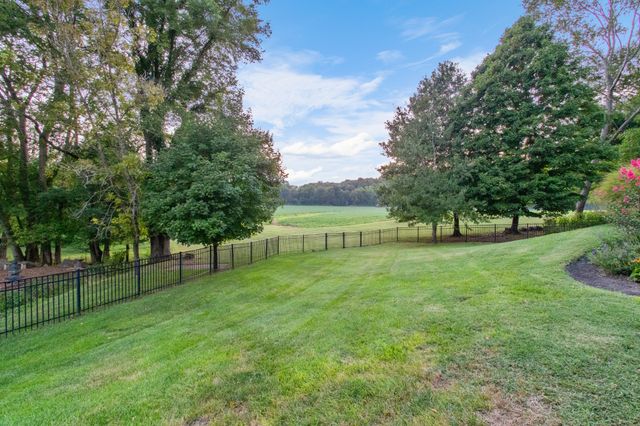 569 Pond Apple Rd, Clarksville, TN 37043