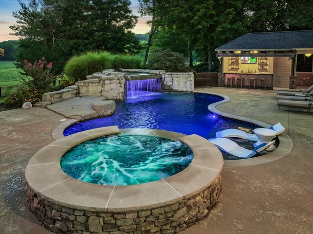 569 Pond Apple Rd, Clarksville, TN 37043