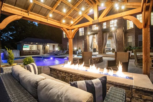 569 Pond Apple Rd, Clarksville, TN 37043