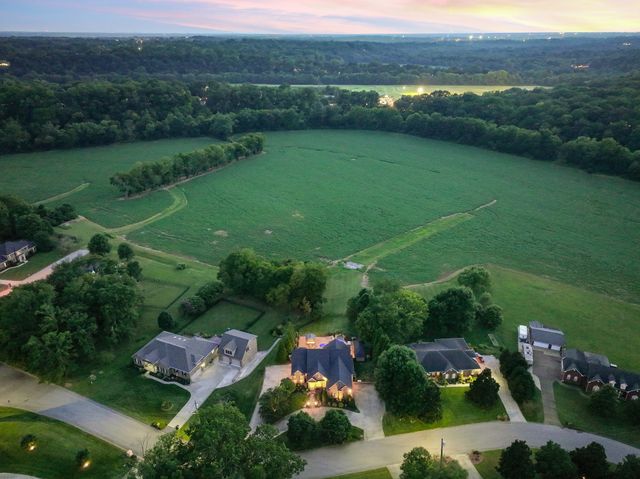 569 Pond Apple Rd, Clarksville, TN 37043