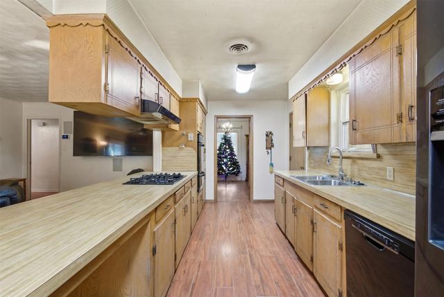 504 Rickey Canyon Avenue, Desoto, TX 75115