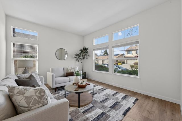 1549 Northpark Dr, Roseville, CA 95747