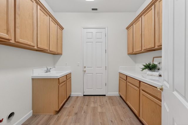 1549 Northpark Dr, Roseville, CA 95747