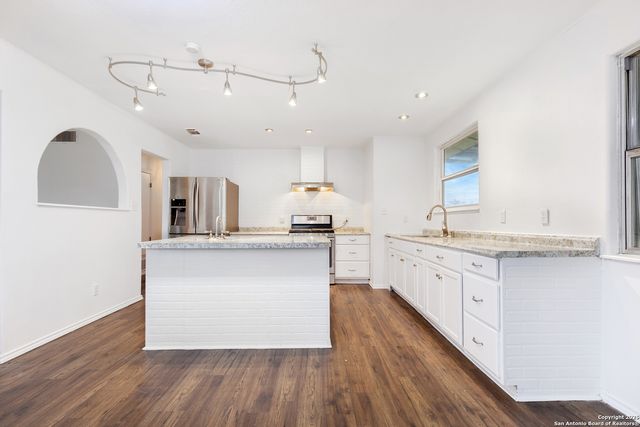 1102 Berlin St, Castroville, TX 78009