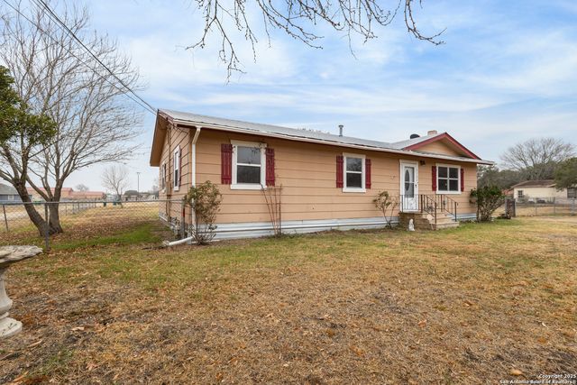1102 Berlin St, Castroville, TX 78009