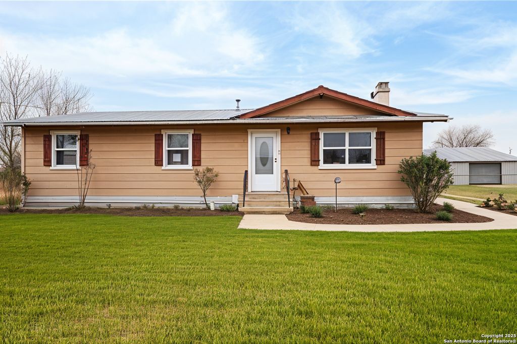 1102 Berlin St, Castroville, TX 78009