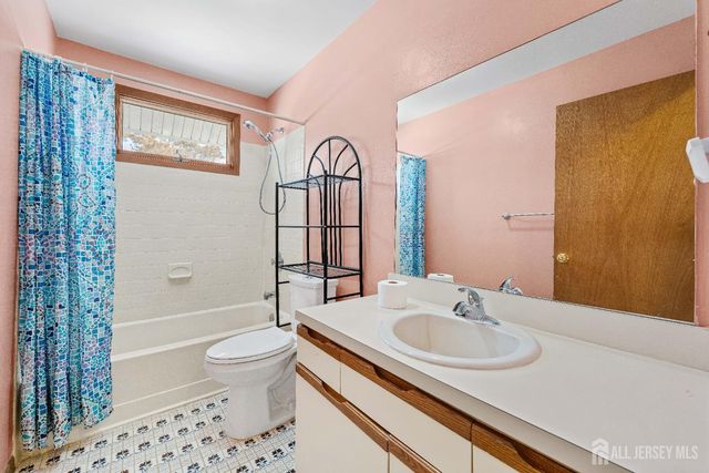 18 Erik Drive, North Brunswick, NJ 08902