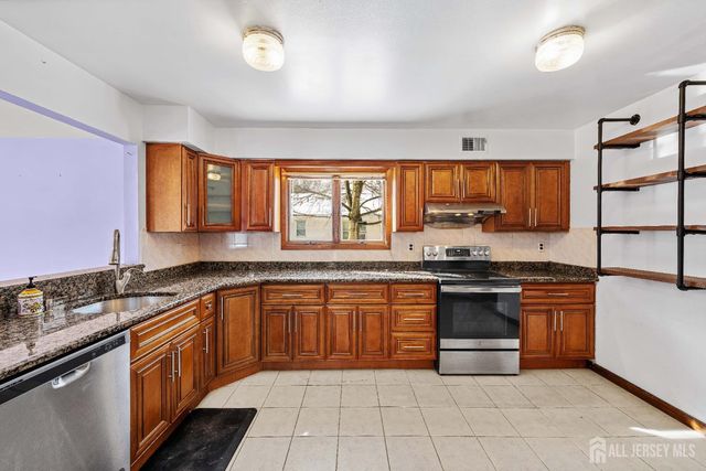 18 Erik Drive, North Brunswick, NJ 08902