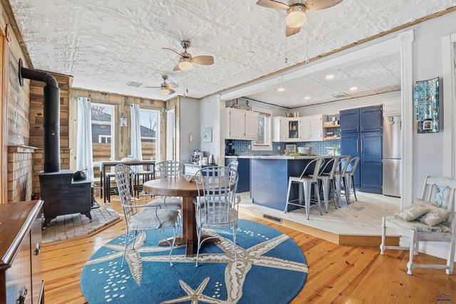 202 S DAKOTA STREET, Hot Springs, SD 57747