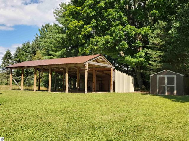 1167 S Taxiway Hotel, Lake City, MI 49651