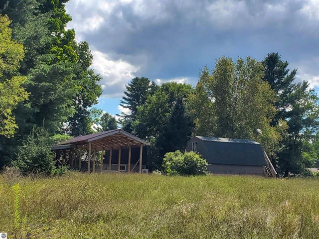 1167 S Taxiway Hotel, Lake City, MI 49651