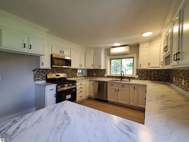 1167 S Taxiway Hotel, Lake City, MI 49651